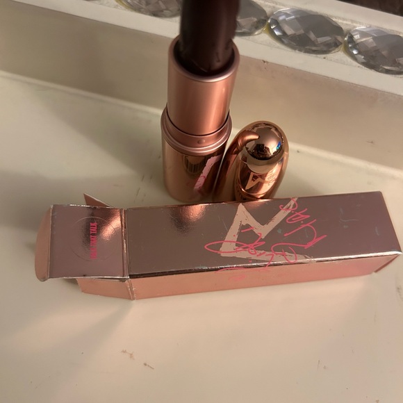 Luxurious Dark lipstick it was limited edition Gorgeous color - Picture 4 of 4